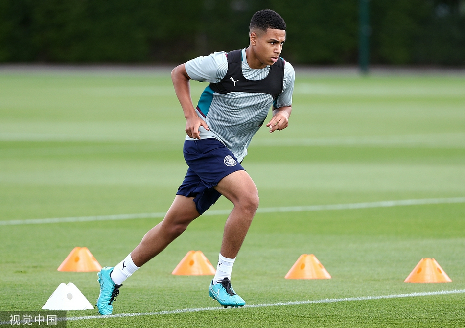 训练器材区，一组核心力量训练正在进行。球员们利用平衡木和弹力带进行各种高难度动作，这不仅是身体的锤炼，更是意志的磨砺，每一次咬牙坚持，都是为了在新赛季的身体对抗中占据先机。