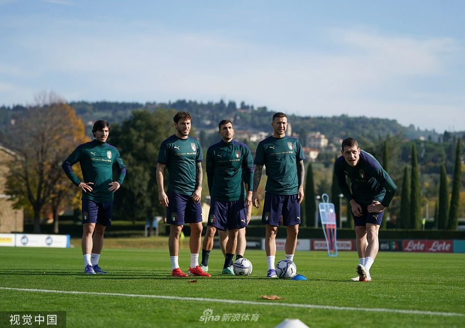 在分组对抗环节，小基耶萨脚下生风，展现了他标志性的盘带技术，皮球仿佛黏在脚下一般，对面的防守球员只能望尘莫及，这一幕充满了速度与技术的暴力美学。