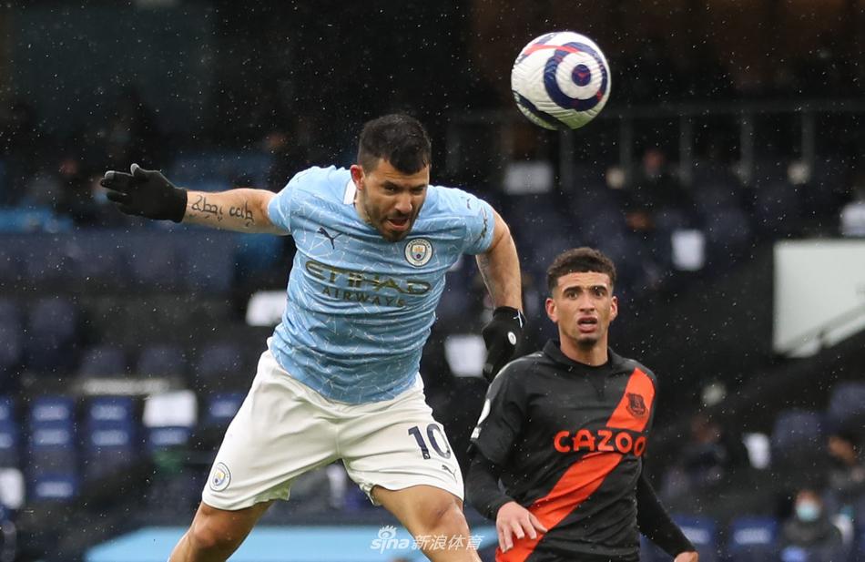 阿圭罗独自站在空旷的伊蒂哈德球场中央，夕阳的余晖洒在他身上，他深情地抚摸着胸前的曼城队徽，仿佛在与这座相伴十年的球场进行最后的私语。