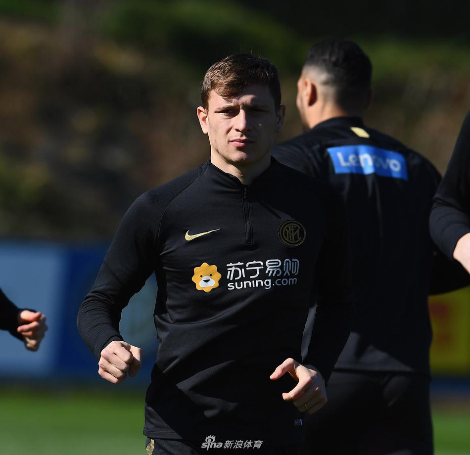 训练间歇，布罗佐维奇俯身系紧鞋带，汗水浸透了他的球衣，他眼神中透露出的不是疲惫，而是对即将到来恶战的专注与决心。