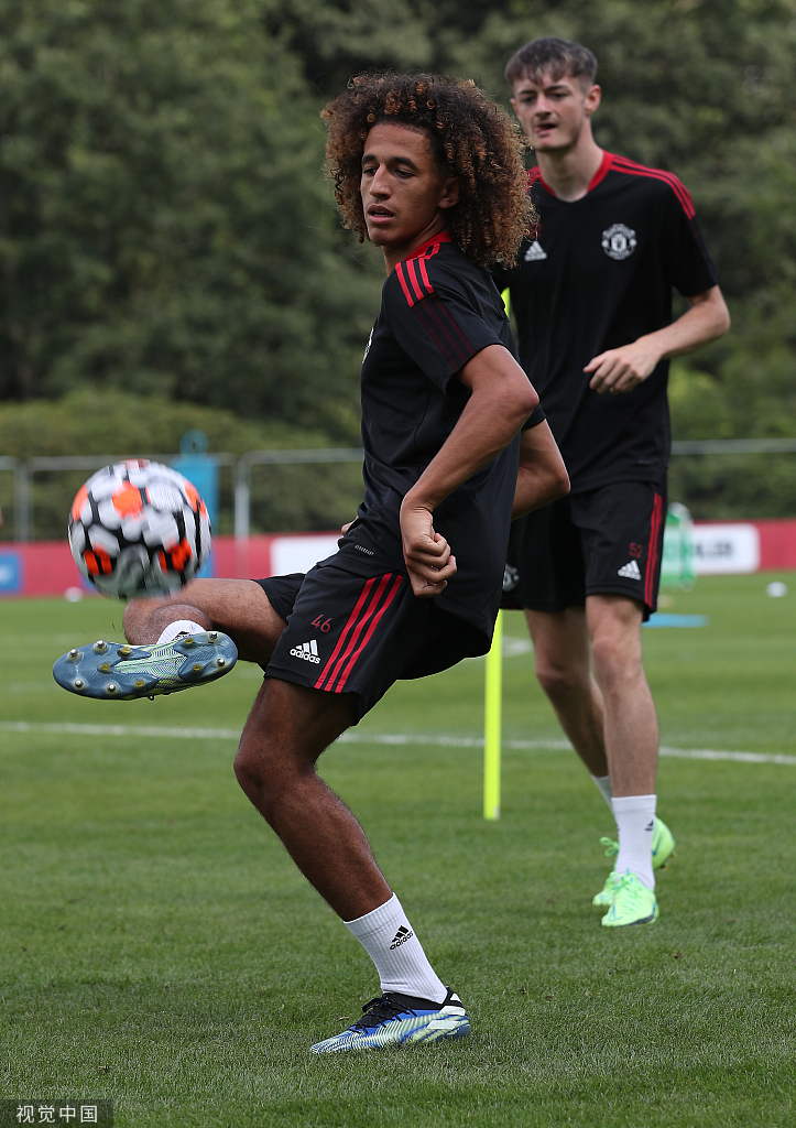 格林伍德完成了一记精彩的垫球过网，对面的马塔叔叔脸上露出标志性的惊喜表情，仿佛在说这球处理得真有灵性，身体语言充满了老将对新星的赞许。