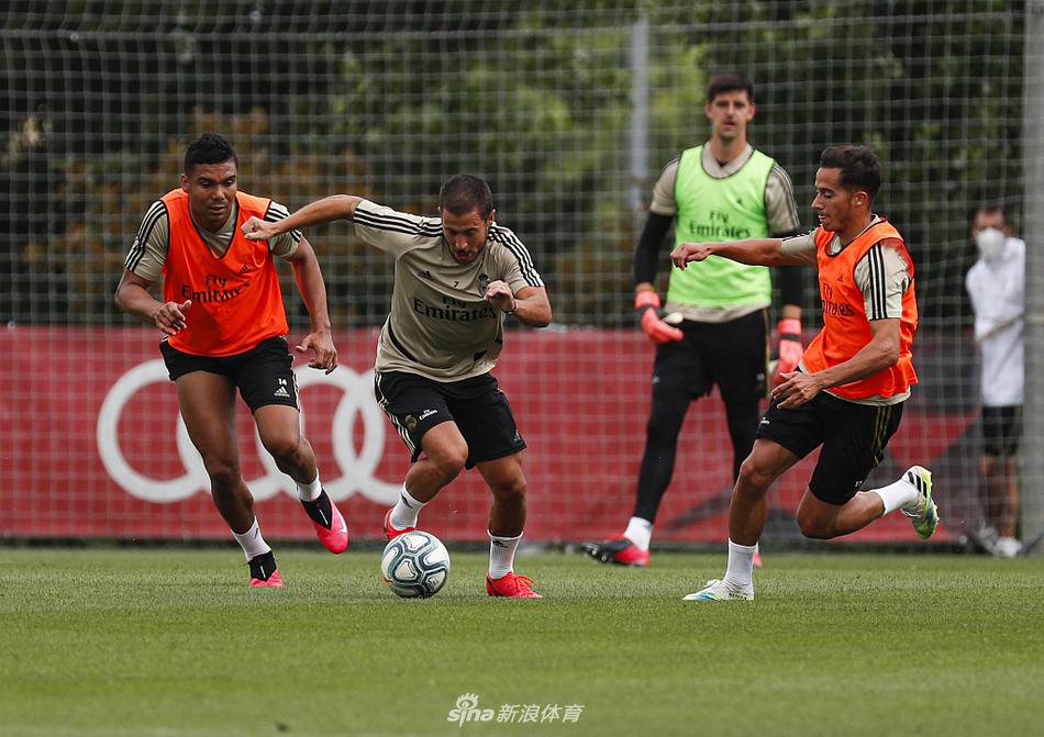 阿扎尔在训练中展现出极佳的竞技状态，他低头专注地调整步点，随后拔脚怒射，皮球如出膛炮弹般直挂死角，宣告着核心的归来。