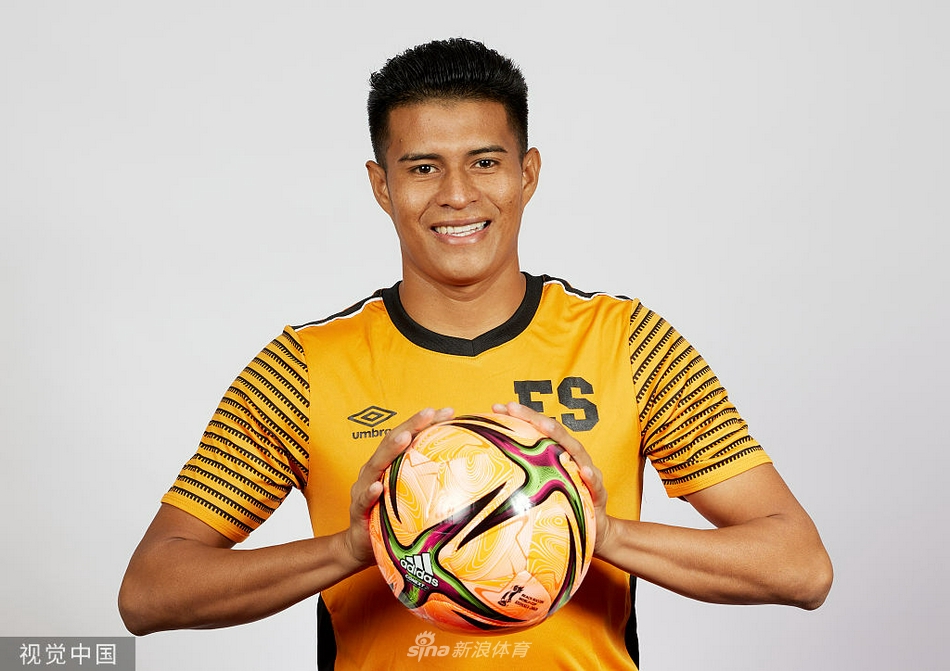 湛蓝的天空下，萨尔瓦多队球员们在绿茵场上围成一圈，手臂交叠彼此搭肩，仿佛一座坚固的堡垒，他们的眼神齐刷刷望向镜头，无声地诉说着团结就是力量的誓言。