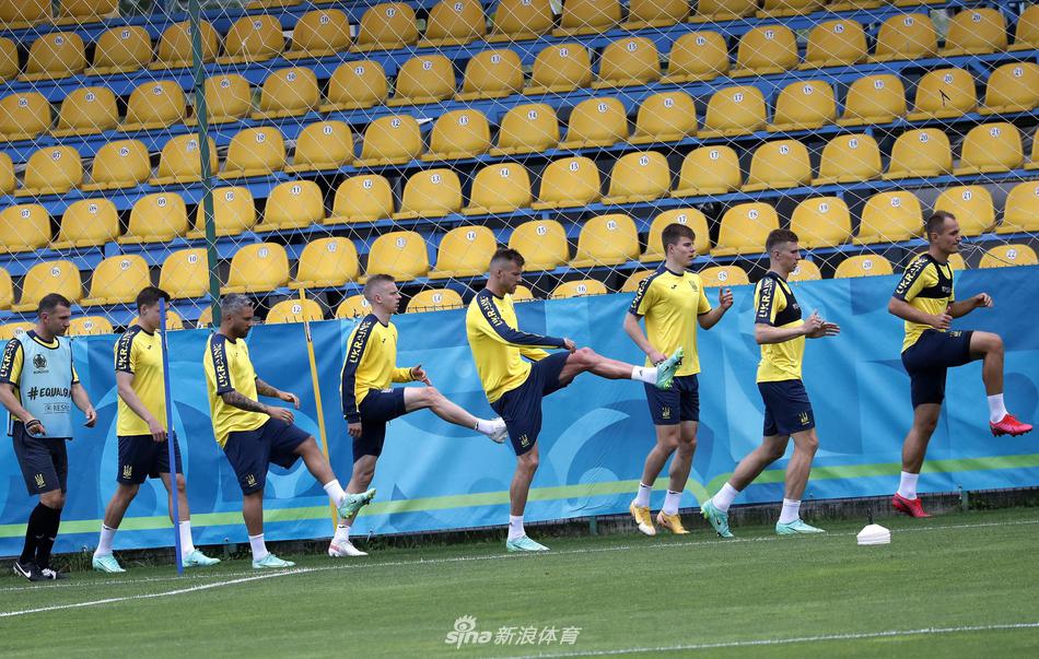 津琴科在训练中全神贯注地带球突破，作为球队的中场核心，他的每一次触球都牵动着攻防转换的节奏，身旁的队友正在奋力拼抢。