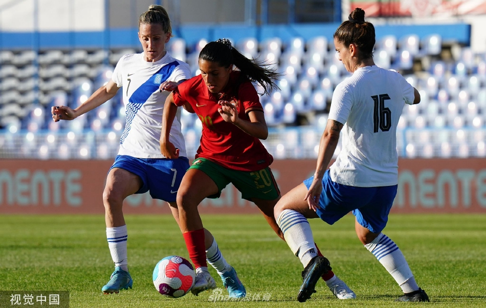 葡萄牙队球员与希腊队球员在中场附近激烈拼抢，双方球员重心压低，全力以赴争夺球权。