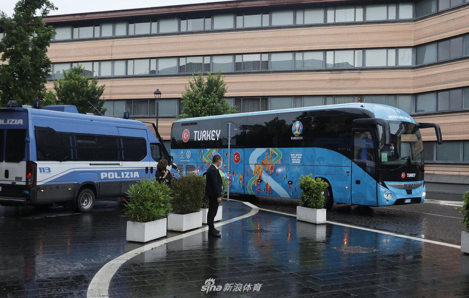 效力于AC米兰的中场核心恰尔汉奥卢戴着耳机，独自走在队伍中，神情专注。他将在这个他熟悉的意甲赛场上，承担起为土耳其国家队输送炮弹的重任。