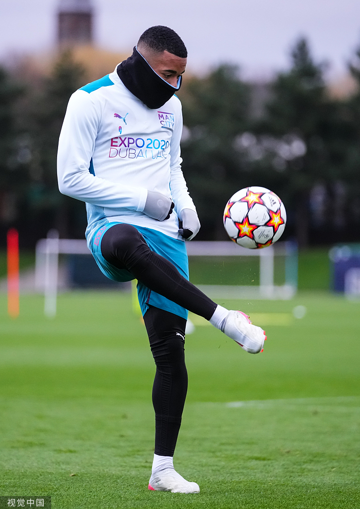 训练结束后，德布劳内独自加练任意球，皮球划出一道美妙的弧线直挂死角，仿佛在提前为明天的比赛预定一个世界波。