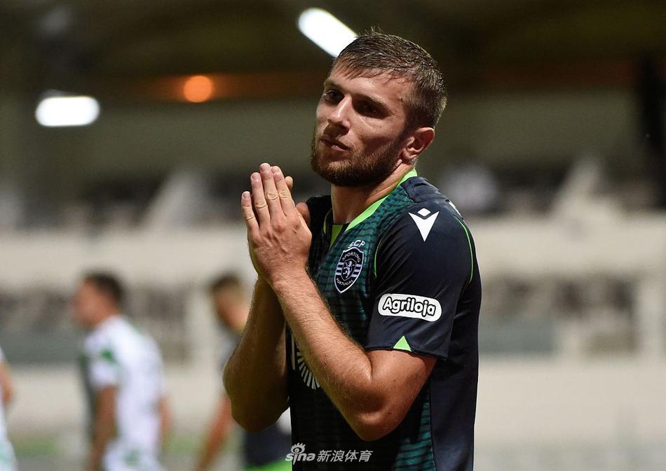 贡萨洛-普拉塔在禁区内的一次手球引发了争议，VAR的回放让所有人的心都提到了嗓子眼，但最终裁判的判罚维持了原判，摩雷伦斯逃过一劫。