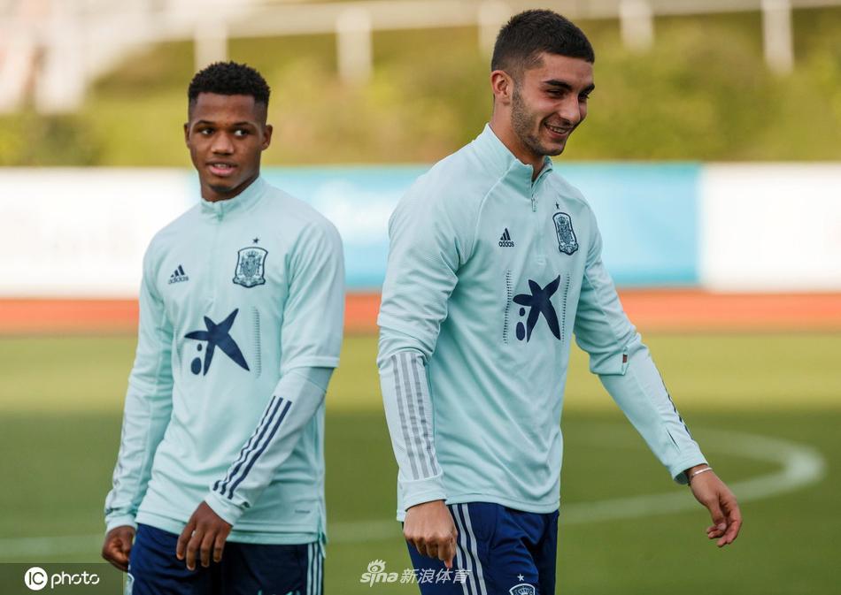 年轻的天才法蒂在训练中轻巧地卸下高空球，他的眼神中闪烁着超越年龄的沉稳与对胜利的渴望，阳光勾勒出他略显单薄却充满力量的轮廓。