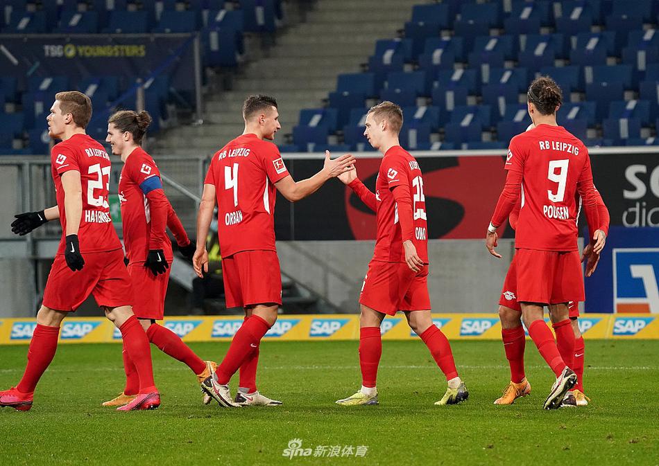 莱比锡门将古拉西奇高接低挡，飞身跃起将球击出，他那坚定的眼神是球队后防的定海神针。