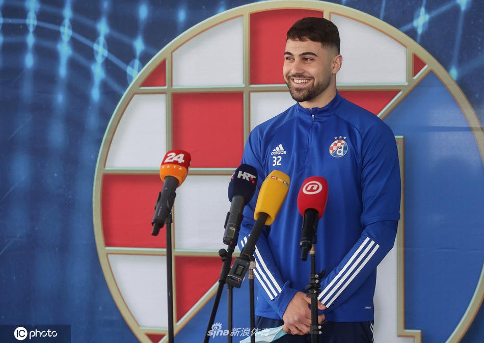 整场发布会结束后，空荡荡的发布会大厅里，桌面上残留的矿泉水瓶和凌乱的纸张，似乎还在低声回响着刚才关于战术、关于荣耀、关于奇迹的热烈讨论，静待夜晚比赛的到来。