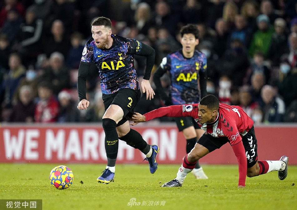 南安普顿门将福斯特在门前高高跃起，单拳将热刺一次极具威胁的传中球击出危险区，其舒展的动作和果断的处理令人赞叹。