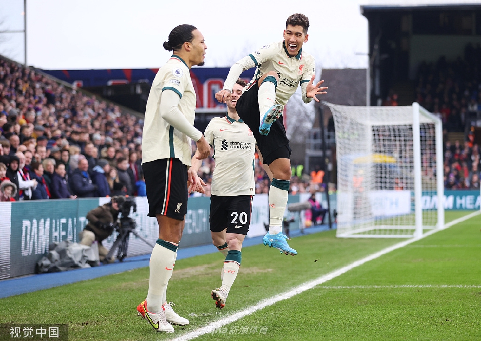 马内进球后展露灿烂笑容，与队友亚历山大-阿诺德激情相拥庆祝