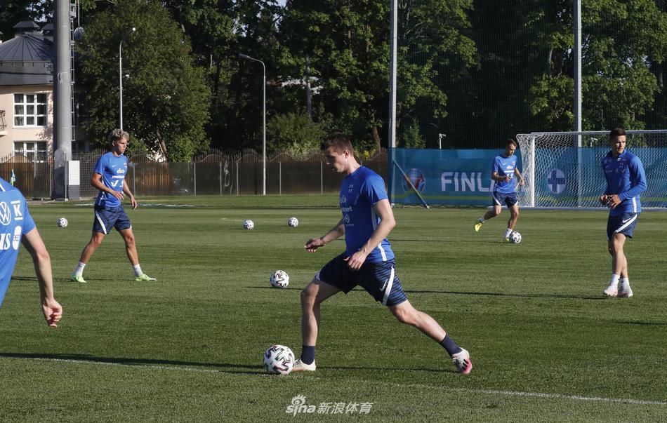 训练结束后的放松拉伸环节，球员们神情轻松，彼此交流，良好的队内气氛正是这支“黑马”球队赖以生存的隐形财富。