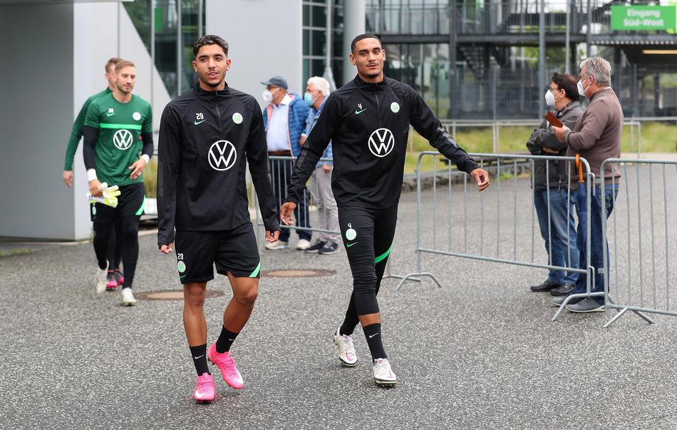 助理教练凯文·霍夫兰正带领球员进行分组对抗，作为曾经的狼堡旧将，他与范博梅尔的深厚默契成为了教练组与球队之间的重要桥梁，训练氛围严肃而投入。