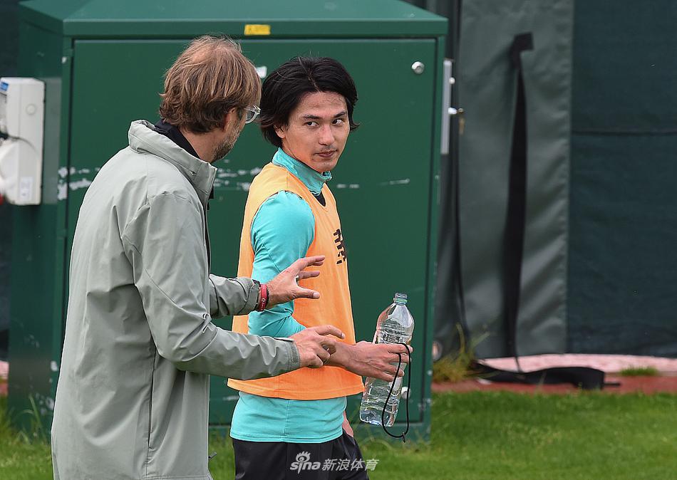 苏格兰后卫罗伯逊在训练中奋力冲刺，他的每一个动作都充满了力量感，球鞋带起的草屑在空中飞舞，仿佛在宣告自己已经从伤病中满血复活。