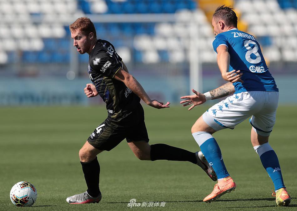 布雷西亚球员托纳利在中场与帕尔马球员热尔维尼奥进行激烈拼抢，两人眼神专注，肌肉线条因发力而贲张