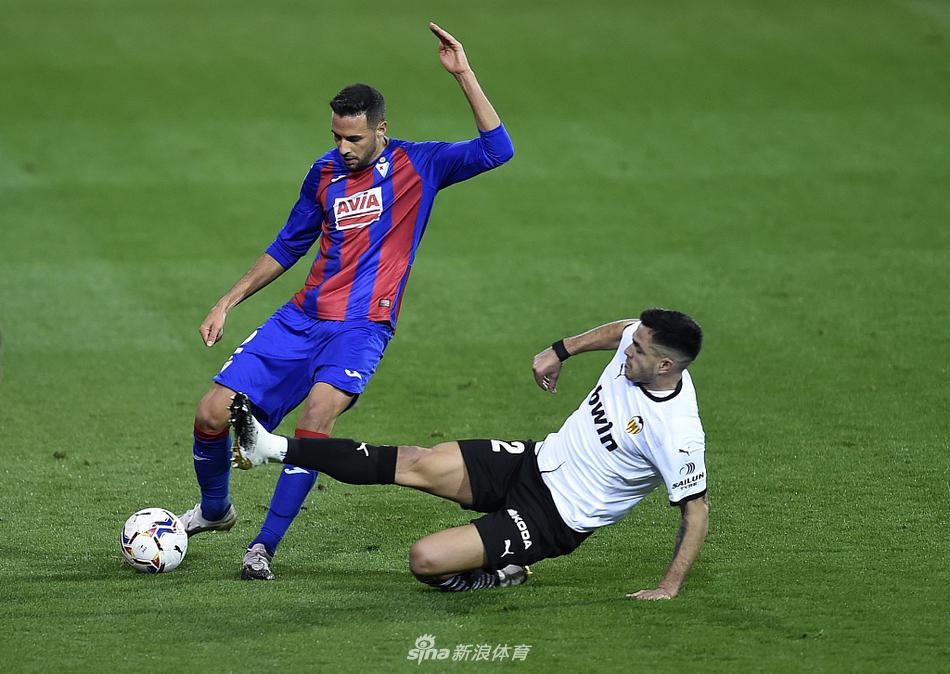 恩里奇头球击中横梁瞬间，皮球弹地而起，门将多梅内克回头仰望，惊出一身冷汗