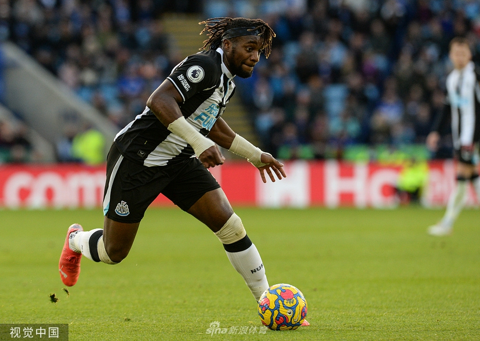 莱斯特城主帅布伦丹·罗杰斯在场边专注指挥，神情严肃中带着坚定，仿佛正在向队员传递关键的战术指令。