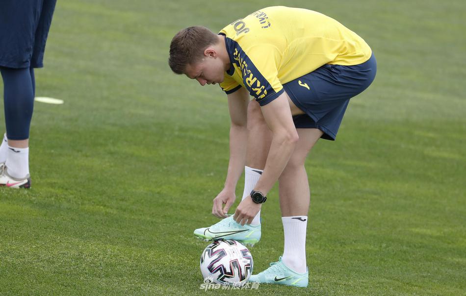 全队在训练结束后围成一圈，相互鼓劲，金色的夕阳将他们的身影拉长，团队的凝聚力和对胜利的渴望在此刻定格。