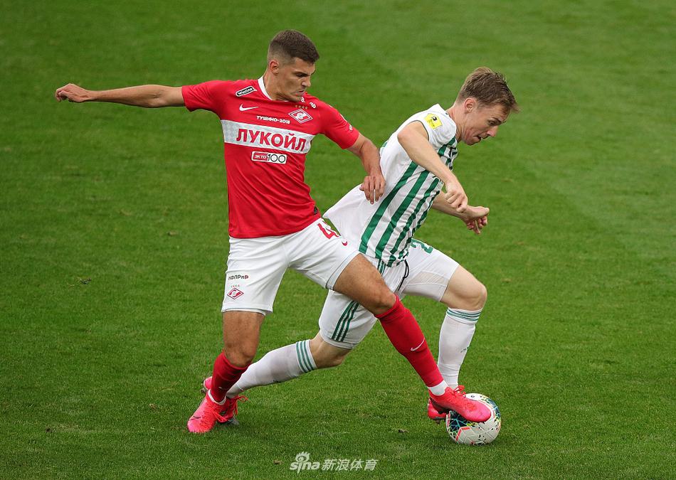 荷兰中场古斯蒂尔在比赛最后阶段锦上添花，他接队友横传推射空门得手，将最终比分锁定为三比零，帮助球队锁定胜局。