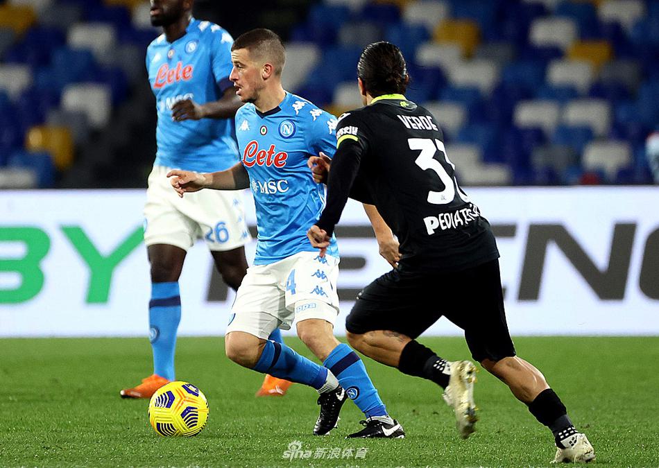 🔥 因西涅带球疾进，如同利刃般撕开防线，他的每一次触球都牵动着对手的神经，即将为队友送上致命一传。