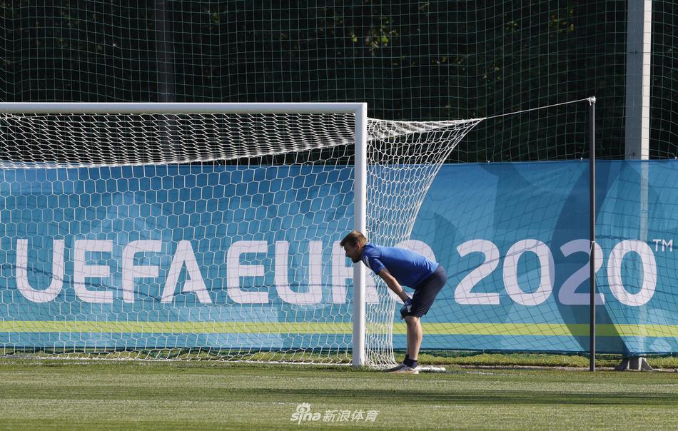 主教练卡内尔瓦双手插兜，神情专注地注视着场上的训练情况，他身后是湛蓝的天空，这位前教师正试图为弟子们布置破解世界第一防线的战术。