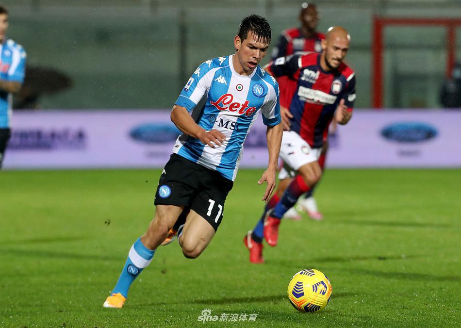 进球功臣洛萨诺在边路带球突破，被克罗托内防守球员雷卡拉拽球衣犯规