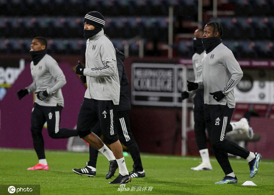 伯恩利与富勒姆球员在边线激烈拼抢，足球在两人脚下纠缠不清，空气中弥漫着保级大战特有的紧张与火药味