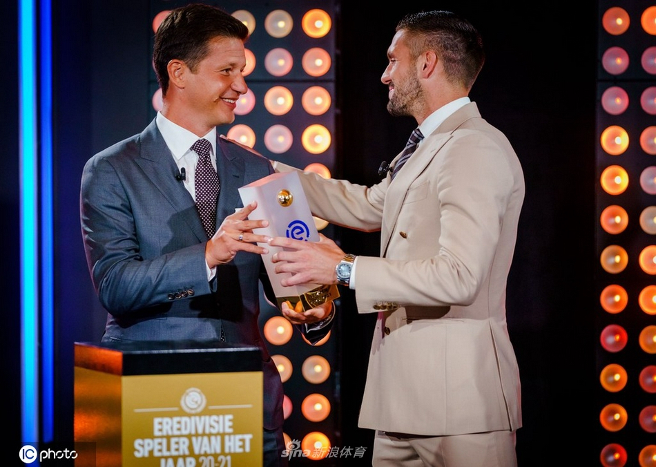 获奖者们站在台上，共同托起那座象征着荷甲联赛最高水平的冠军奖盘。他们面带微笑，彼此间传递着这份荣耀，这不仅是对过去一个赛季的总结，更是对未来新征程的期许。