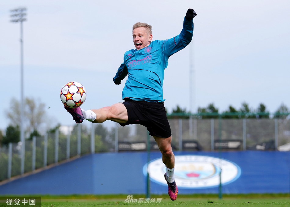 曼城主帅瓜迪奥拉在训练中亲自指导，神情专注，正在为对阵马竞的关键战术布局