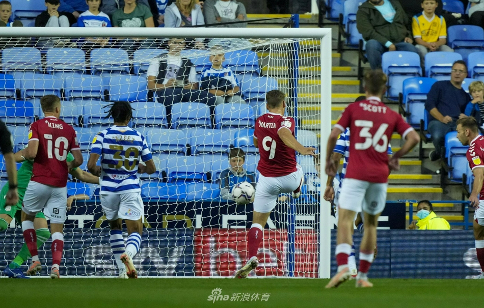 布里斯托尔城的进球功臣安德烈亚斯·魏曼在拼抢中占据上风，他高大的身影与对手形成鲜明对比，展现了极强的身体素质和竞技状态