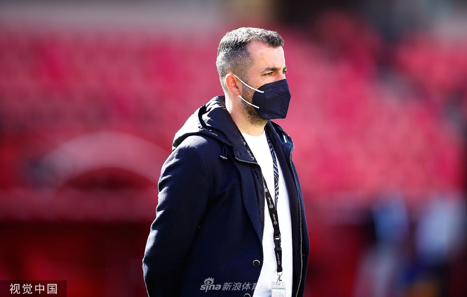 教练团队围坐战术板前热烈讨论，笔记本上画满战术示意图