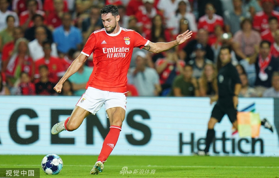 本菲卡球员在中场围抢富勒姆球员，双方身体对抗激烈，球鞋与草皮摩擦带起飞溅的泥土，尽显比赛强度。