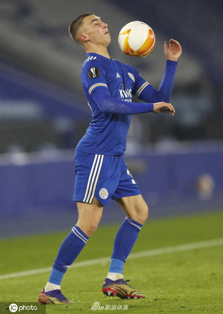 草皮上激烈的拼抢瞬间， Leicester白色球衣与雅典AEK黄色球衣形成鲜明对比，彰显对抗强度。