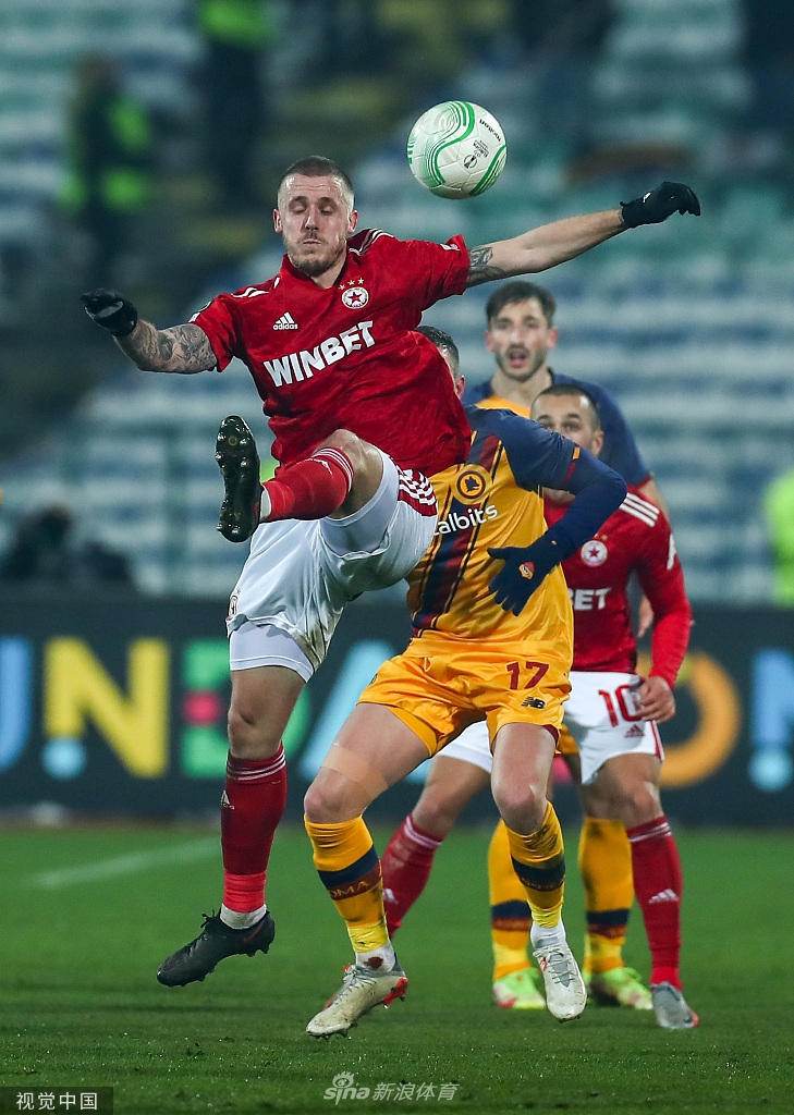 亚伯拉罕与助攻队友相拥庆祝，脸上洋溢着灿烂的笑容，这个镜头捕捉到了团队足球带来的纯粹快乐与胜利的喜悦。