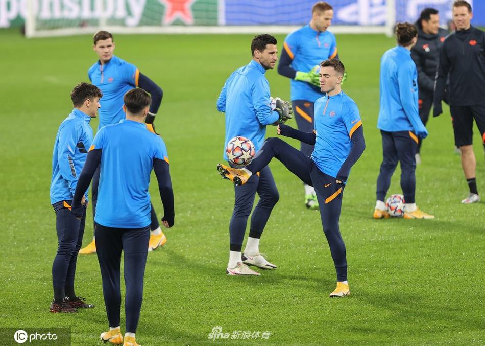 夜晚的灯光照亮了训练场的一角，一名莱比锡红牛球员独自加练。他的身影在灯光下拉得很长，皮球撞击脚底的声音，成为这个夜晚最动听的音符，这是属于足球人的坚持与热爱。