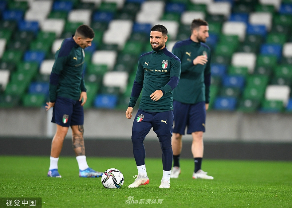 全队围成一个圈，将手搭在一起，齐声高喊着加油鼓劲的口号，团队凝聚力在这一刻展现得淋漓尽致