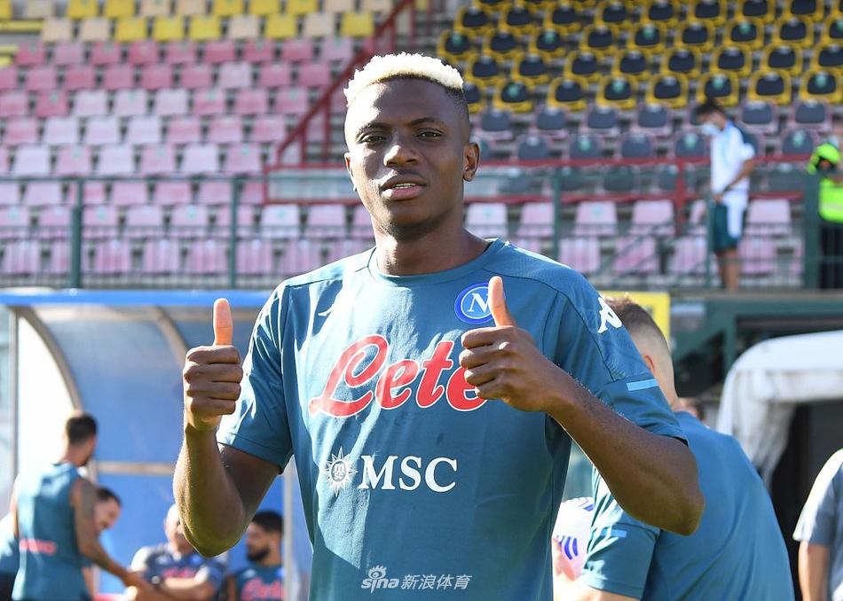 洛萨诺在训练中面对马诺拉斯的贴身逼抢，他用一个灵巧的拉球转身试图摆脱，这不仅是体能的对抗，更是技术与意志的直接对话。