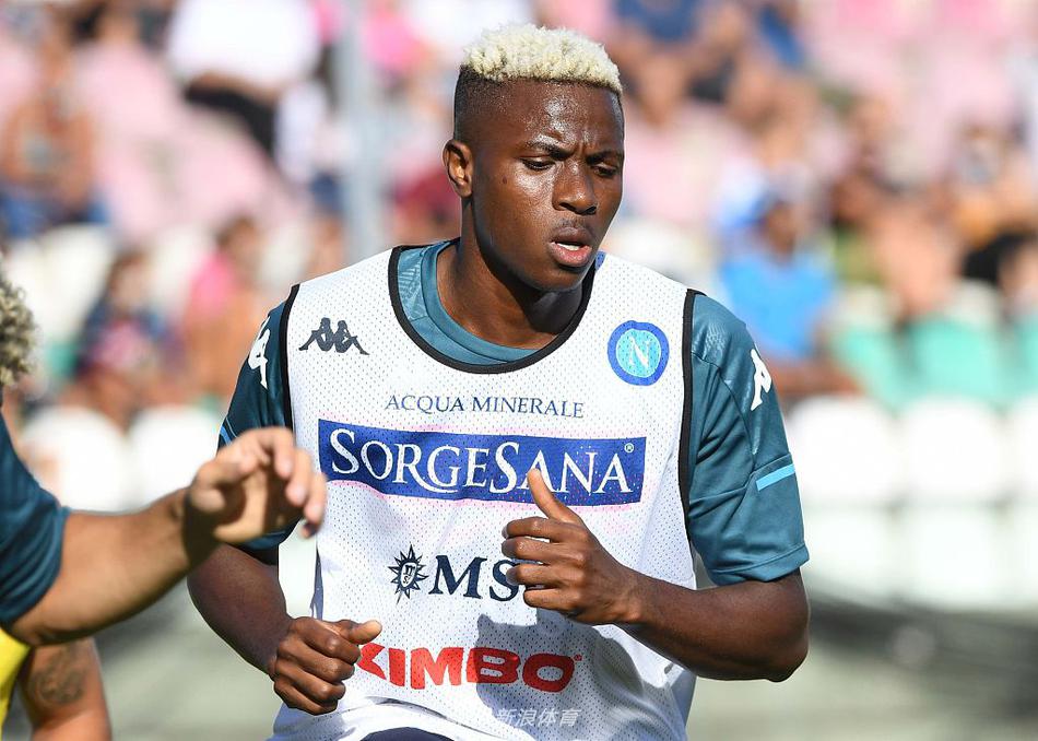 在与拉奎拉的热身赛中，新援奥斯梅恩高高跃起，力压防守球员完成了一次霸气的头槌攻门，这充满力量感的一幕预示着他将成为意甲后卫们的梦魇。