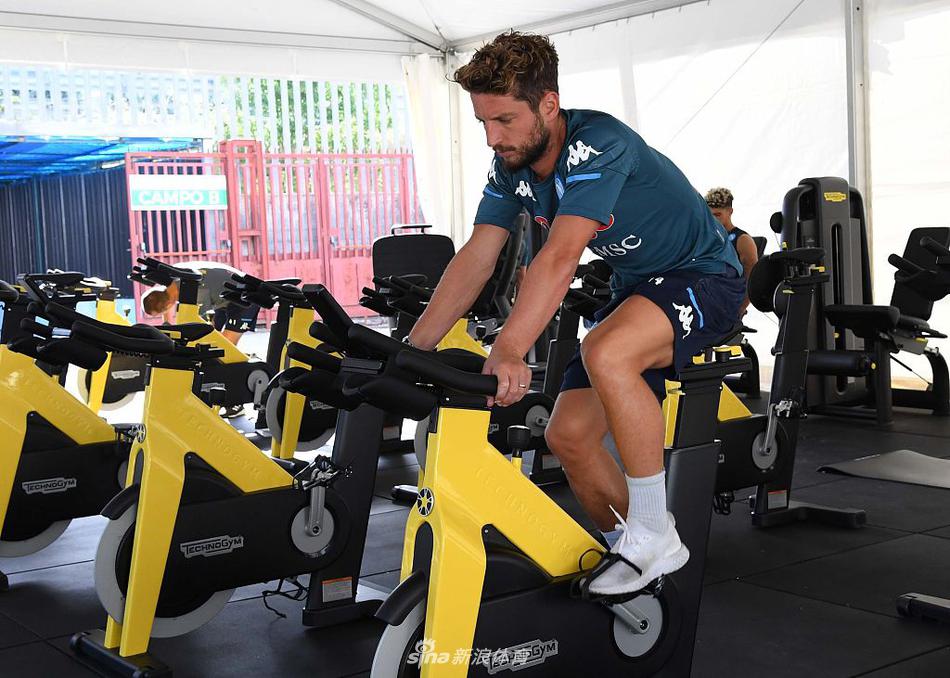 训练课上，德默送出一记势大力沉的凌空抽射，皮球如出膛炮弹般呼啸而过，定格瞬间激起的草屑见证了他在中场积蓄已久的进攻欲望。