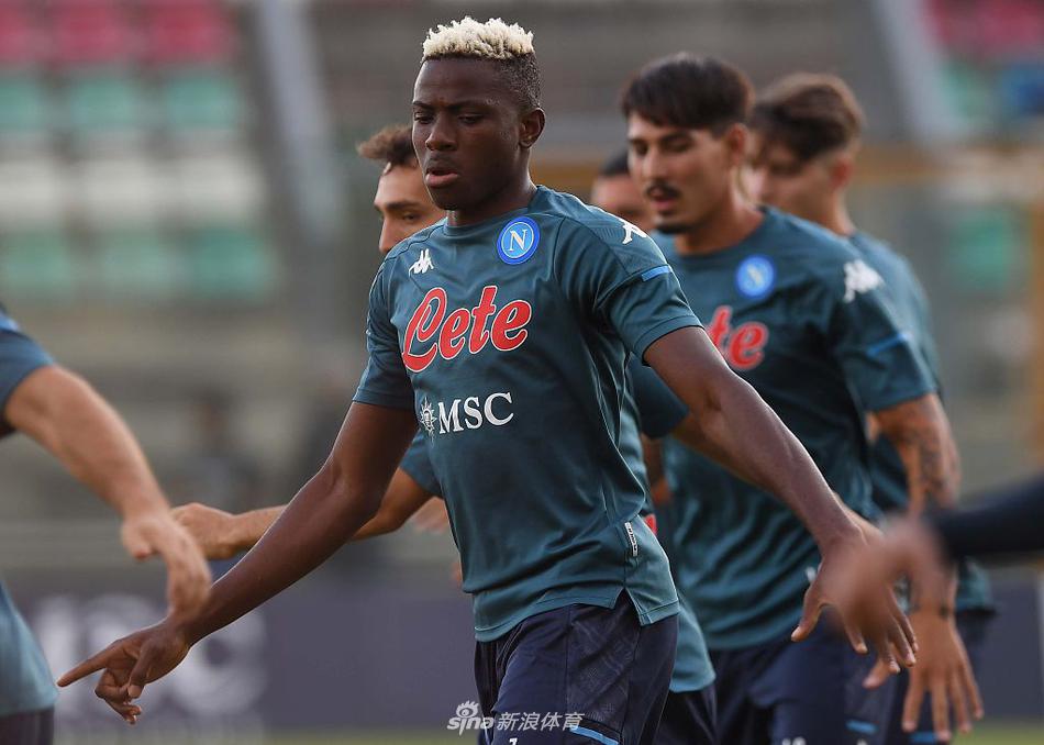 训练场上，默滕斯轻巧地挑球过人，阳光勾勒出他专注的面庞和灵动的身影。