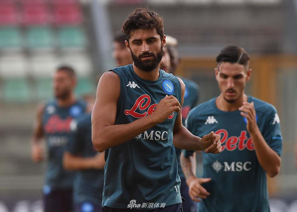 训练结束后，因西涅露出灿烂笑容，与队友轻松交谈，夏日的疲惫一扫而空。