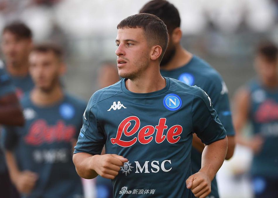 炎炎烈日下，那不勒斯众将围成一圈，聆听加图索战术布置，眼中满是专注与坚定。