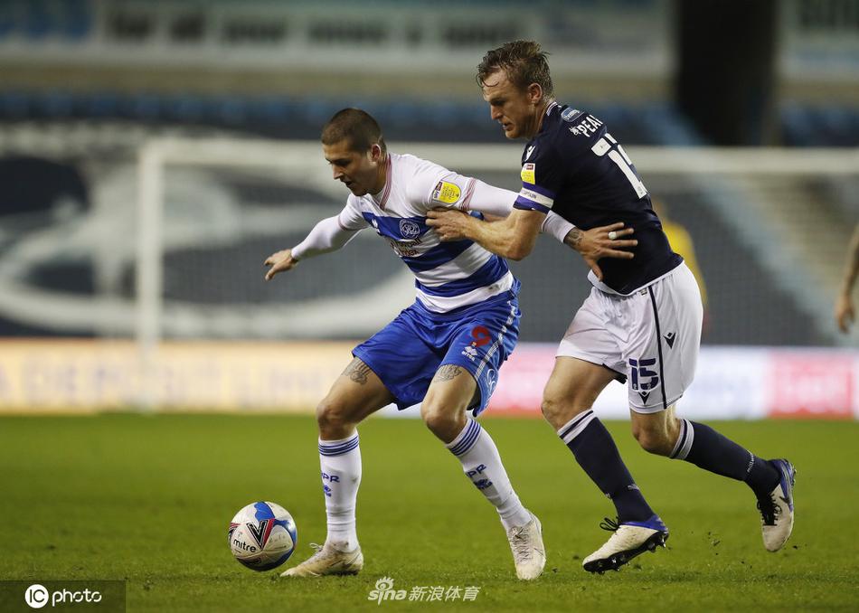 终场哨响，比分定格在1-1，双方球员神情各异，有遗憾也有释然，身后的灯光照亮了球场，也记录了这场英冠鏖战的落幕。