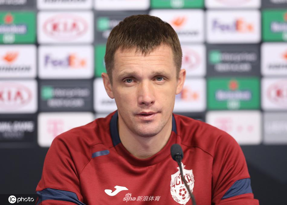 贡恰连科目光如炬注视远方，萨格勒布马克西米尔球场寒风中他的眉眼间凝结着对小组赛末战的战术筹谋。