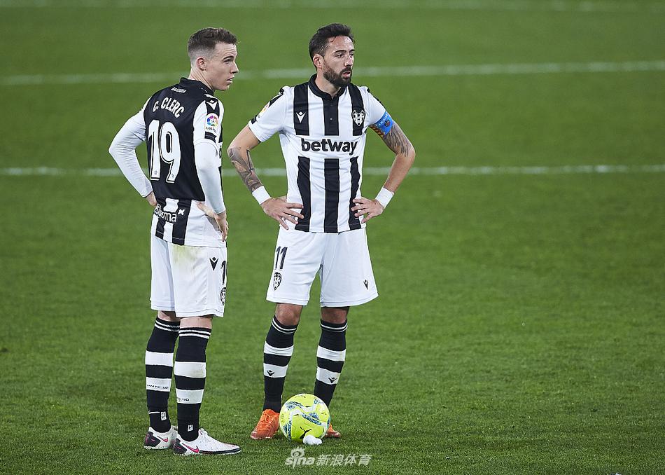 加的斯门将J-莱德斯马飞身扑出对手射门，身体舒展如雄鹰展翅