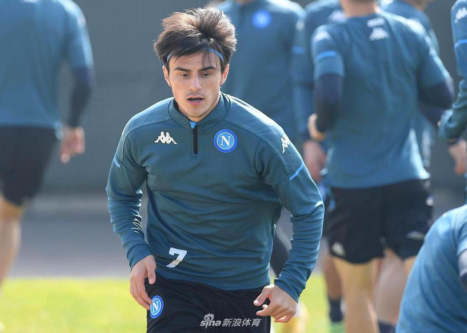 库利巴利在一次防守对抗中展现出惊人的身体素质和领袖气场，即使汗水浸透战袍，他依然是防线最稳固的定海神针