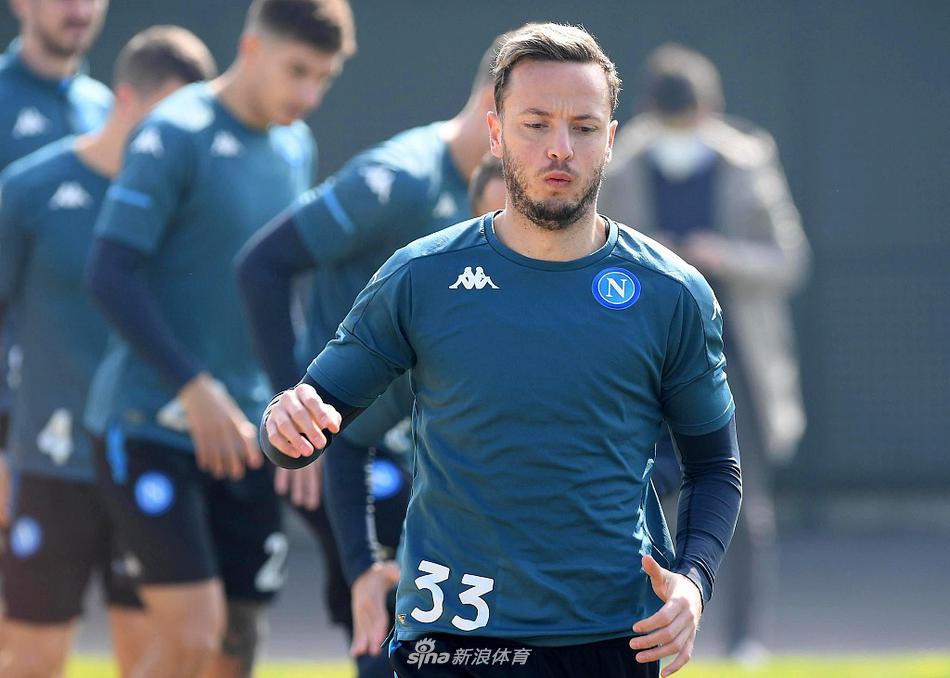 洛萨诺高速带球突破后起脚劲射，皮球如出膛炮弹般飞向球门，定格了他满血的攻击状态和进球后的怒吼瞬间