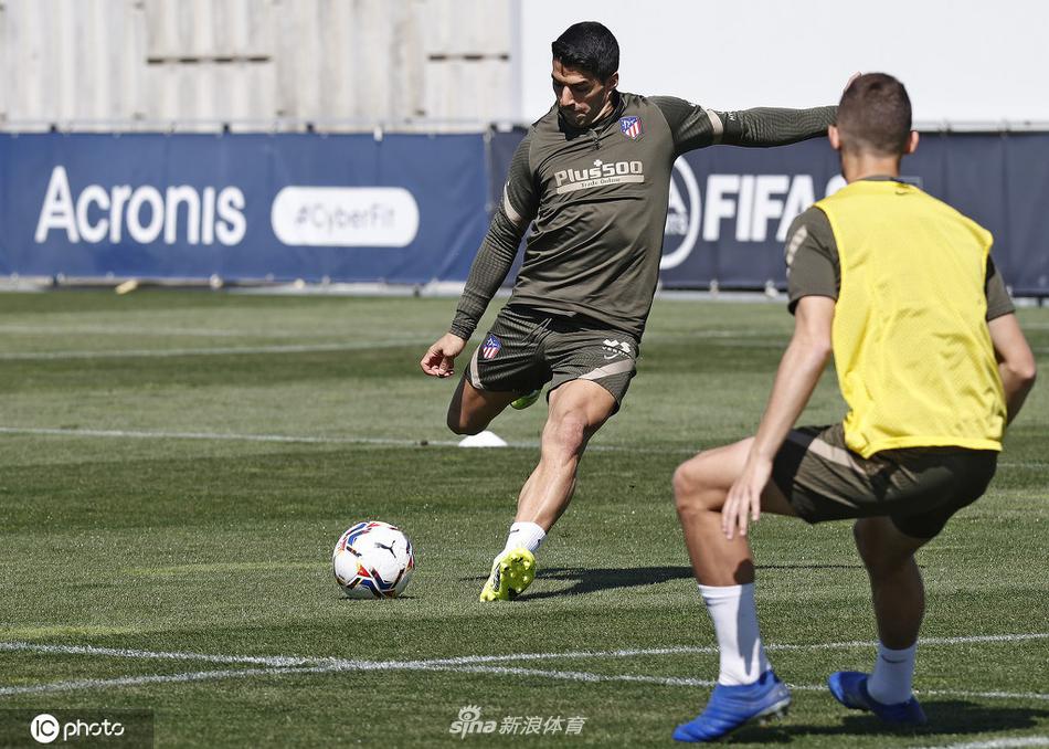 苏亚雷斯在训练中露出标志性的专注神情，他侧身凌空，用脚外侧稳稳卸下高空来球，仿佛将整个球场的呼吸都掌控在脚下。